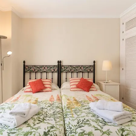 Deluxe With Jacuzzi Apartment *